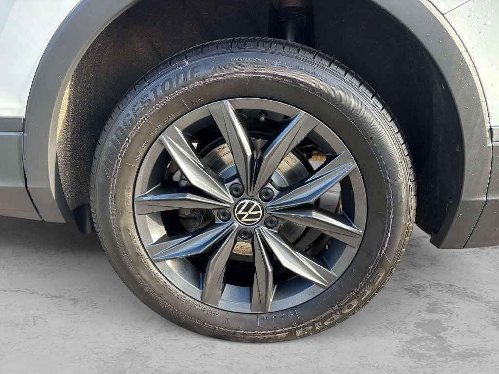 Used 2023 Volkswagen Tiguan SE AWD/4WD image 9
