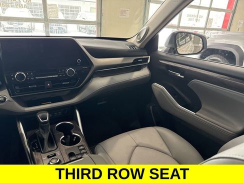 Used 2023 Toyota Highlander Limited image 12