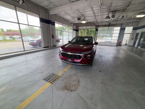 Used 2025 Chevrolet Trax LT FWD image 22