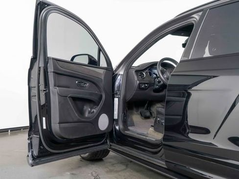 Used 2022 Bentley Bentayga AWD/4WD image 17