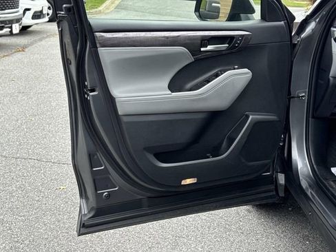 Used 2024 Toyota Highlander Platinum image 14