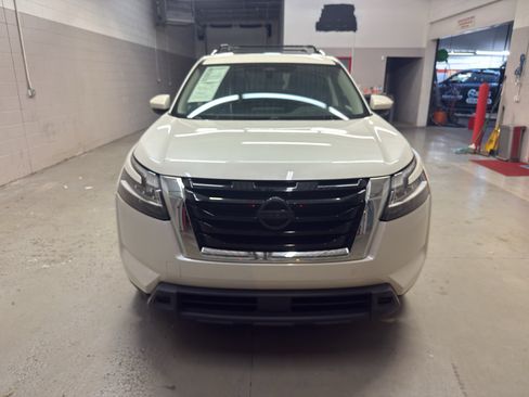 Used 2022 Nissan Pathfinder SV w/ SV Premium Package AWD/4WD image 2