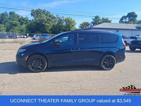 Used 2023 Chrysler Pacifica Limited w/ Uconnect Theater Family Group AWD/4WD image 2