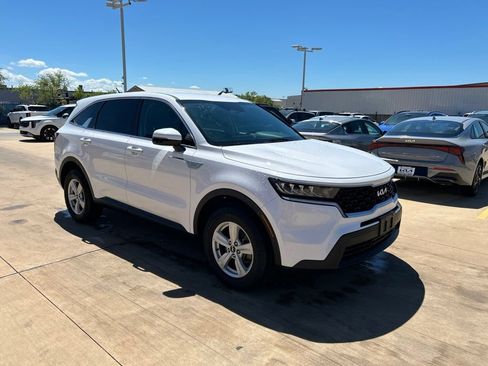 Used 2022 Kia Sorento LX AWD/4WD image 4