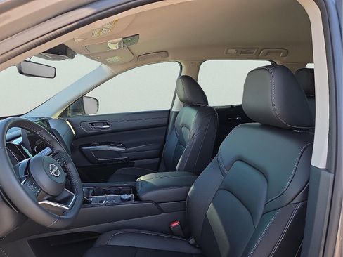 Used 2025 Nissan Pathfinder SL image 14