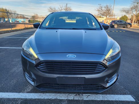 Used 2018 Ford Focus SE w/ SE Appearance Package image 2