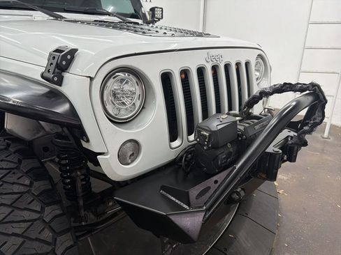 Used 2017 Jeep Wrangler Unlimited Sahara w/ Connectivity Group image 10