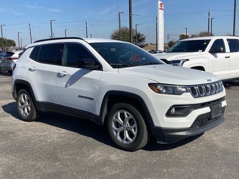 Used 2024 Jeep Compass Latitude image 3