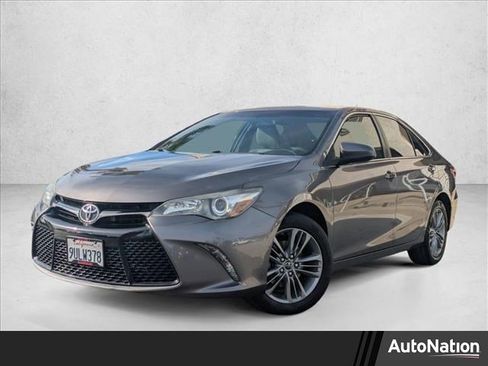 Used 2017 Toyota Camry SE image 1