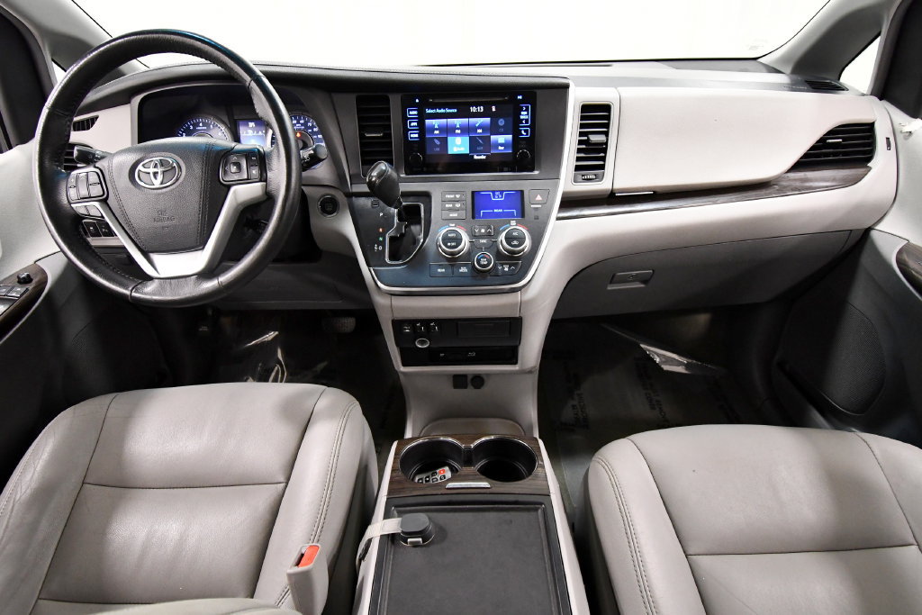 Used 2017 Toyota Sienna XLE Premium FWD image 3