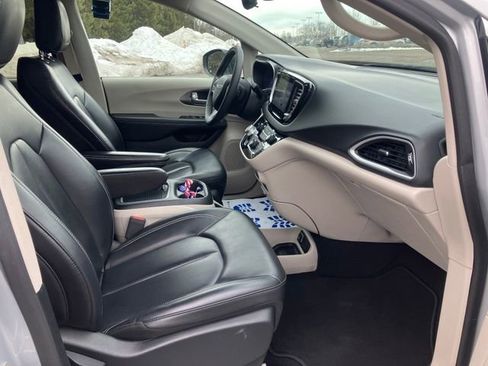 Used 2023 Chrysler Pacifica Touring-L image 17