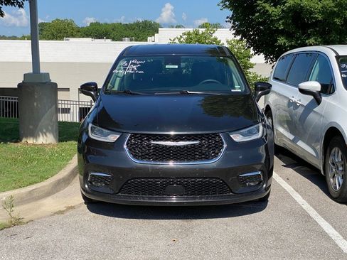 Used 2023 Chrysler Pacifica Touring-L FWD image 2
