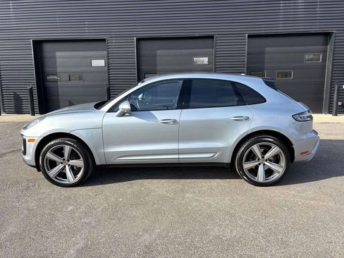 Certified 2024 Porsche Macan image 2