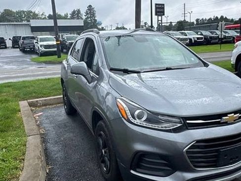 Used 2020 Chevrolet Trax LT w/ LT Convenience Package AWD/4WD image 3