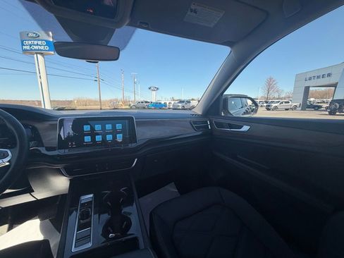Used 2025 Volkswagen Atlas SE AWD/4WD image 17