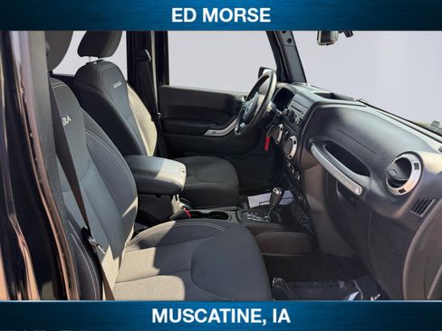 Used 2016 Jeep Wrangler Unlimited Sahara w/ Connectivity Group AWD/4WD image 15