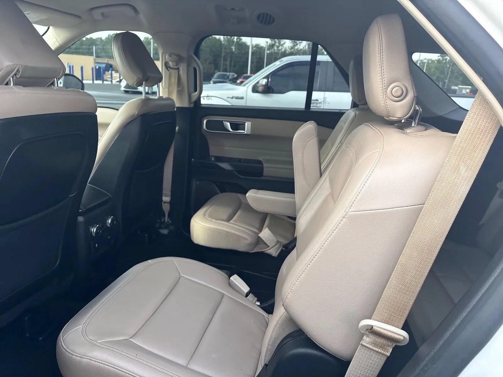 Used 2020 Ford Explorer XLT w/ Equipment Group 202A AWD/4WD image 12