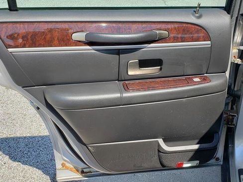 Used 2010 Lincoln Town Car Signature Limited image 13