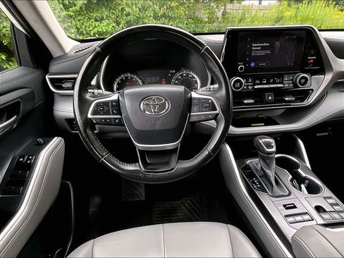 Used 2023 Toyota Highlander XLE AWD/4WD image 18