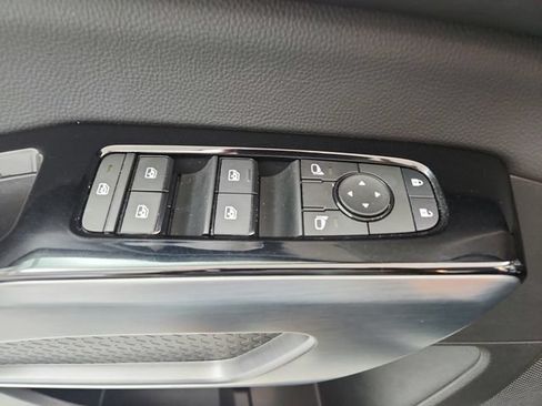 Used 2025 Nissan Pathfinder SL FWD image 32