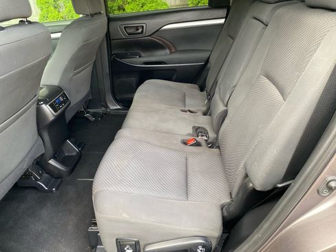 Used 2019 Toyota Highlander LE AWD/4WD image 19