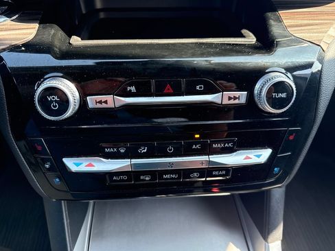 Used 2023 Ford Explorer Limited w/ Equipment Group 301A AWD/4WD image 17