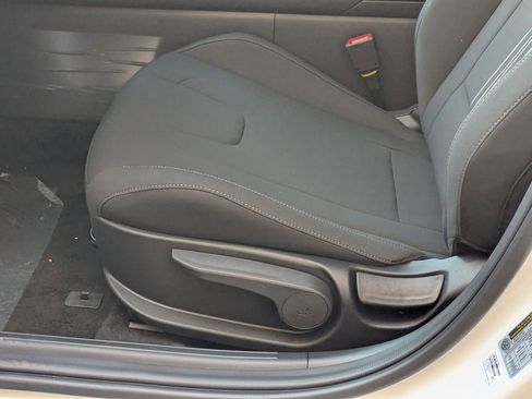 New 2025 Hyundai Elantra SEL image 16