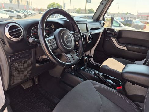 Used 2017 Jeep Wrangler Unlimited Rubicon w/ Cold Weather Group AWD/4WD image 14