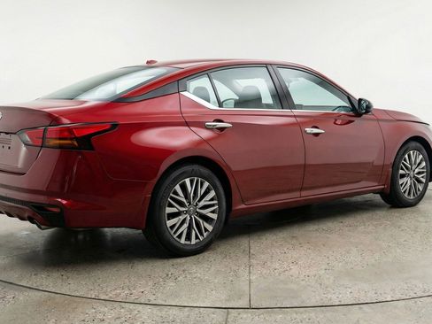 Used 2025 Nissan Altima 2.5 SV image 9