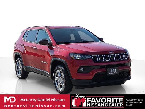 Used 2024 Jeep Compass Latitude AWD/4WD image 1