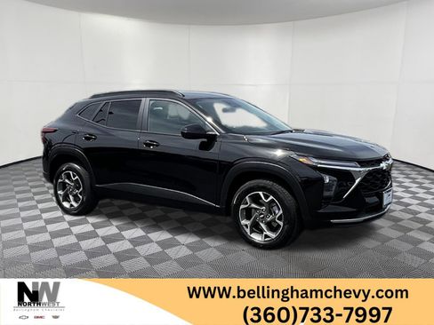 Used 2025 Chevrolet Trax LT FWD image 1