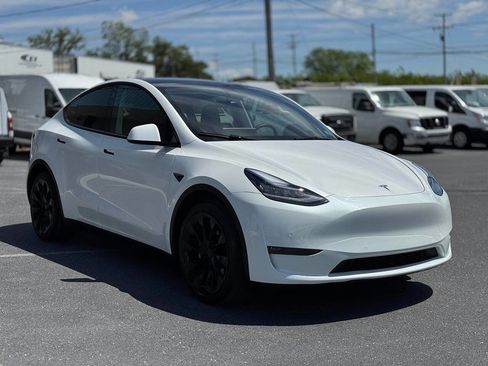 Used 2022 Tesla Model Y Long Range AWD/4WD image 3