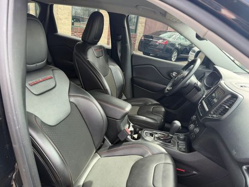 Used 2019 Jeep Cherokee Trailhawk w/ Cold Weather Group image 19