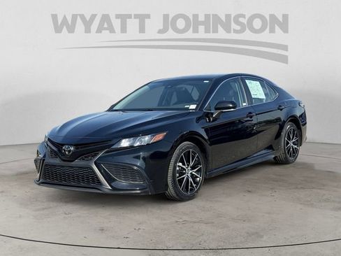 Used 2024 Toyota Camry SE FWD image 1