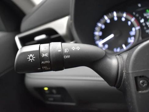 Used 2025 Toyota Highlander LE FWD image 25