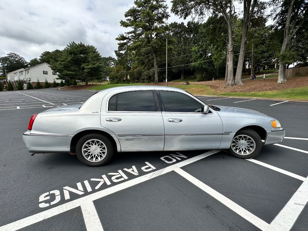 Used 2002 Lincoln Town Car Signature RWD image 7