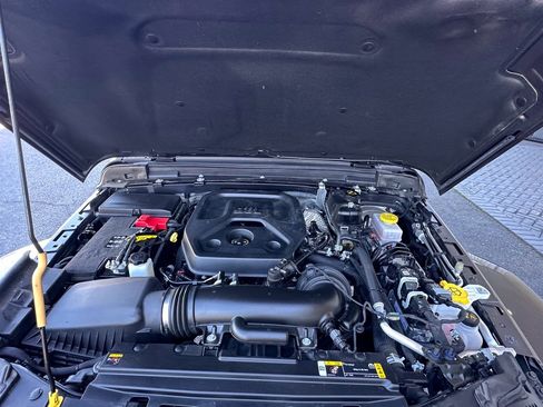 Used 2025 Jeep Wrangler Sahara image 31