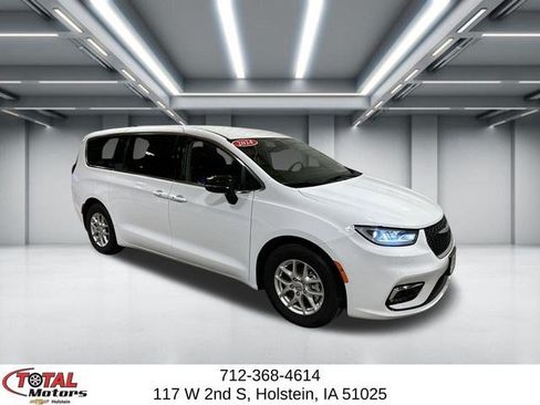 Used 2024 Chrysler Pacifica Touring-L FWD image 2