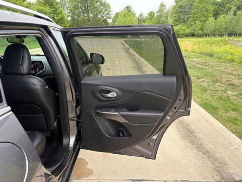 Used 2019 Jeep Cherokee Limited AWD/4WD image 33