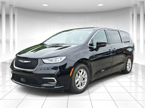 Used 2025 Chrysler Pacifica Select FWD image 7