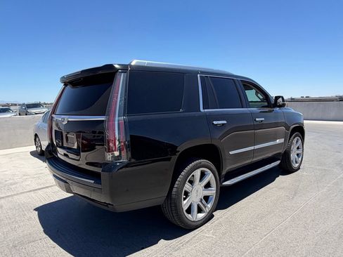 Used 2018 Cadillac Escalade Luxury RWD image 3