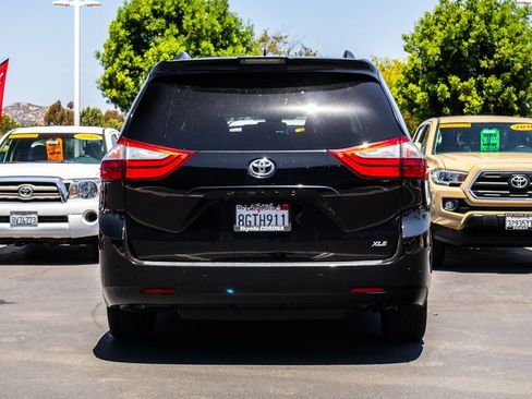 Used 2019 Toyota Sienna XLE w/ XLE Navigation Package FWD image 5