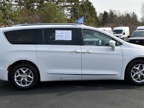 Used 2018 Chrysler Pacifica Touring-L Plus w/ Tire & Wheel Group image 2