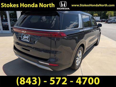 Used 2023 Kia Carnival LX FWD image 3