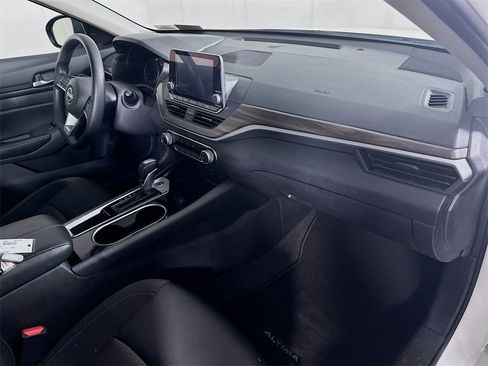 Used 2024 Nissan Altima 2.5 SV image 31