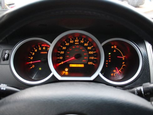 Used 2011 Toyota Tacoma 4x4 Access Cab image 9