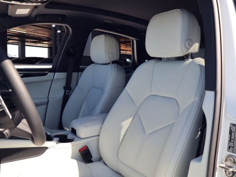 New 2026 Porsche Macan AWD/4WD image 5