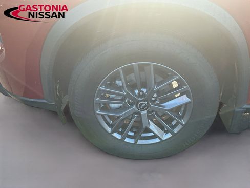 Used 2025 Nissan Rogue S image 39