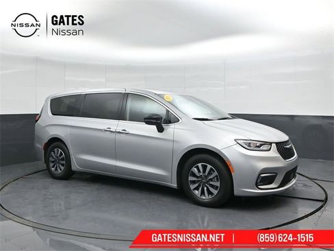 Used 2024 Chrysler Pacifica Select image 4