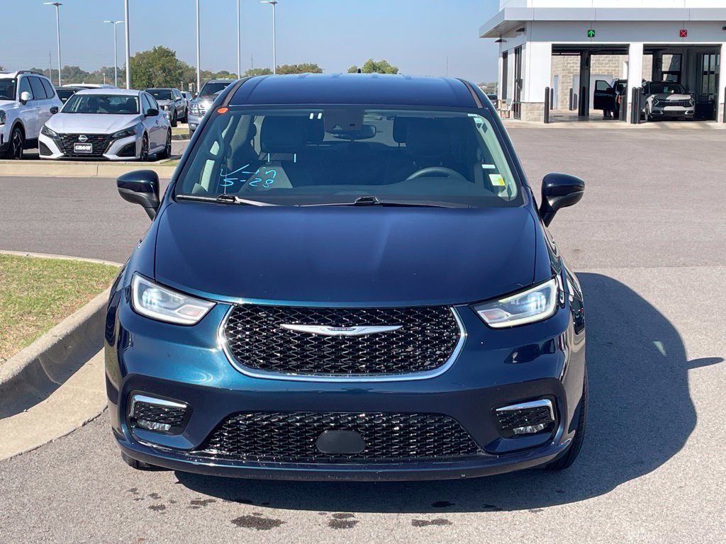 Used 2023 Chrysler Pacifica Touring-L FWD image 2